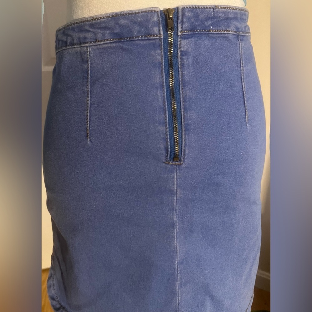 π Supre Light Blue Denim Mini Skirt β Size 10 - Picture 2 of 3